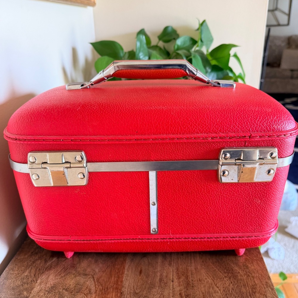 Vintage 1960s American Tourtister Tiara Red Train Case Vanity Makeup Case USA - Picture 2 of 12